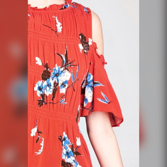 LAST 1! ❤️ Red Smocked Detail Floral Top! - Picture 4 of 4